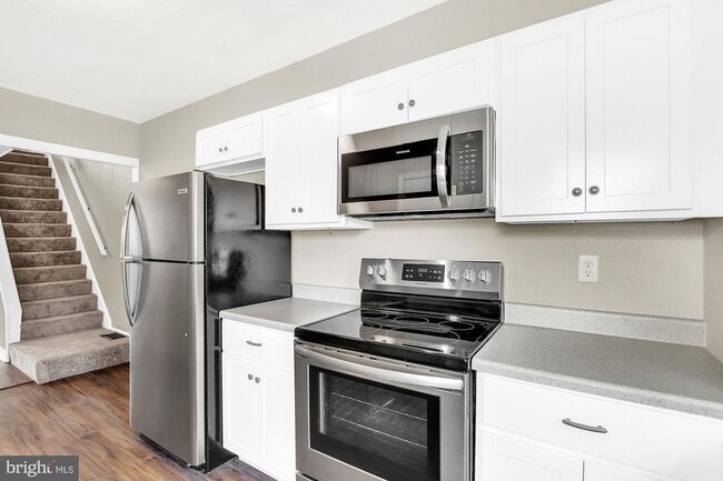 Building Photo - 3 Bedroom Home with High Ceilings & Natural Light!