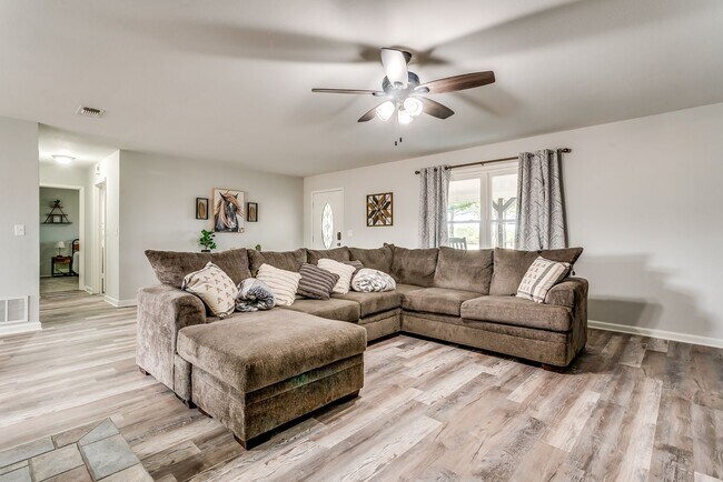 Building Photo - Hard to find Weatherford, TX rental with l...