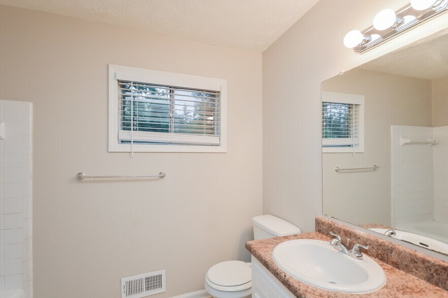 Building Photo - 990 Woodbridge Dr NE