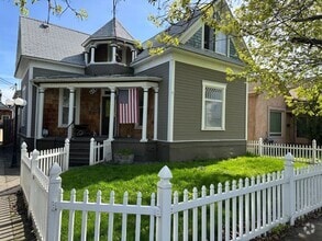 Building Photo - Large 4 bedroom 2 bath home
