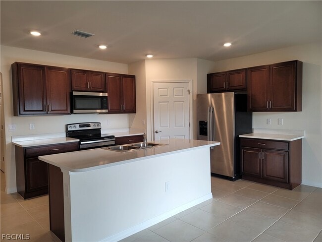 Building Photo - 337 SW 30th Ave