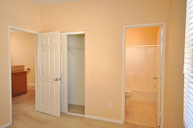 Building Photo - Spacious 5 Bedroom Family Home in Rancho del Oro!