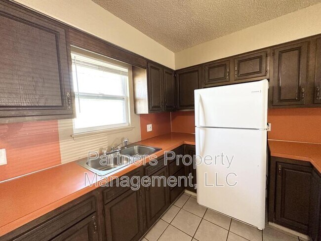 Building Photo - 107 N Pine Ave