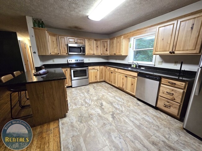 Building Photo - 460 White Oak Rd