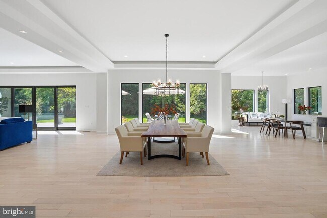 Building Photo - 1513 Oakview Dr
