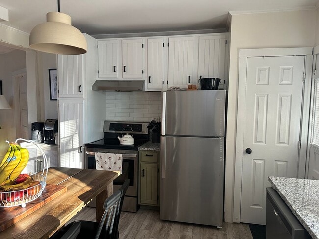 Building Photo - 23 Edwards St