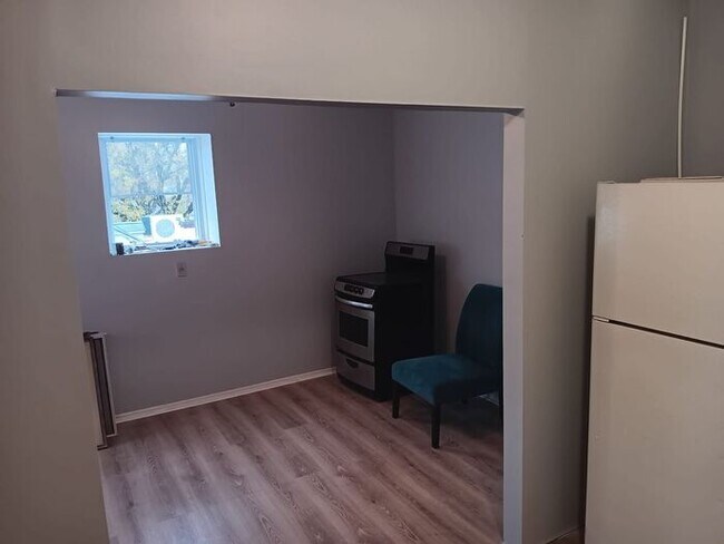 Building Photo - 3 Bedroom Apartment w Free Heat