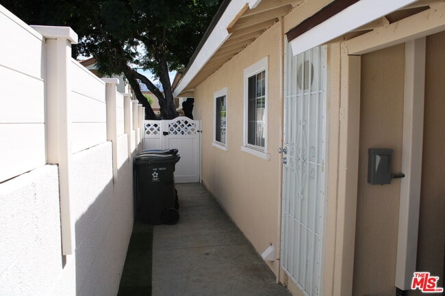 Building Photo - 1402 Celis St