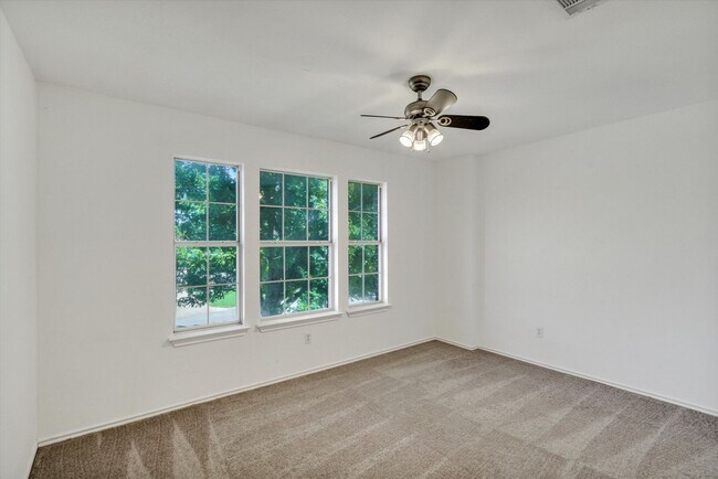 Building Photo - 412 Steeplechase Dr