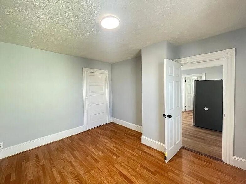 Building Photo - 231 Laurel, 3