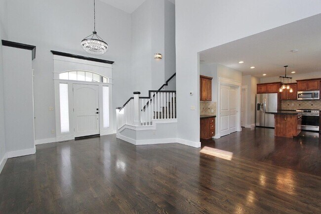 Building Photo - Adorable Craftsman Style Home