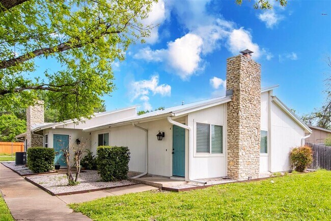 Primary Photo - 304 W William Cannon Dr