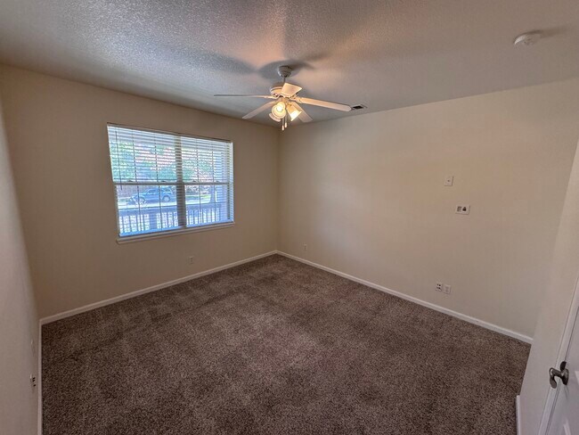 Building Photo - 725 Roslyn St