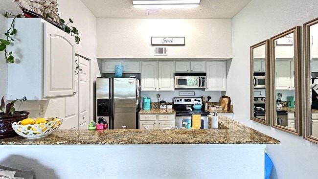 Building Photo - 261 SW Palm Dr