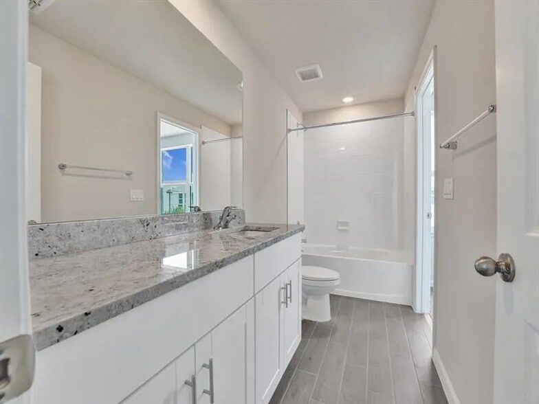 Building Photo - 5671 Enclave Dr