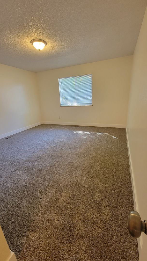 Building Photo - 2 Bdrm Duplex