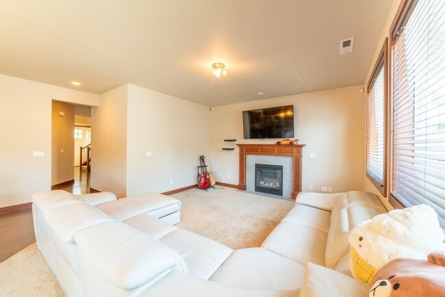 Building Photo - Large and Luxurious 2013 Built Home!