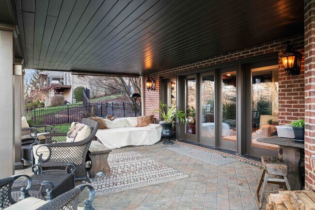 Building Photo - Fully-Furnished Luxurious Home in Nevillewood