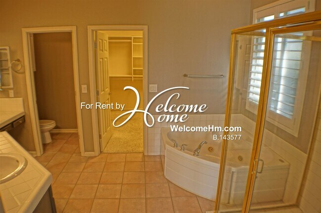 Building Photo - 4742 Village Green Pkwy