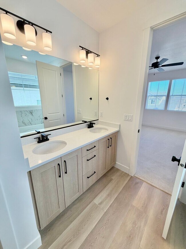 Building Photo - Desert Color 4 Bed Home!