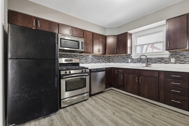 Building Photo - 815 W 187th St