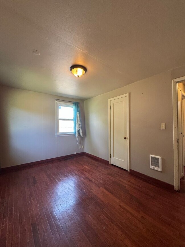 Building Photo - Cozy 2-Bedroom Pet-Friendly Home for Lease