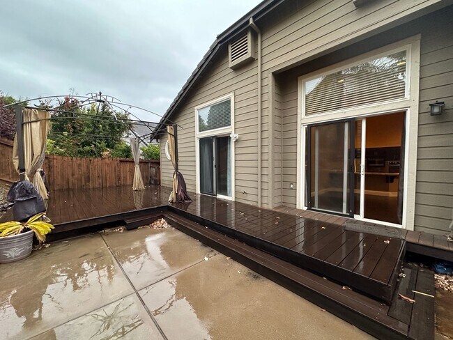 Building Photo - Gorgeous 4 Bed, 2 Bath in Shadow Lakes with SOLAR!
