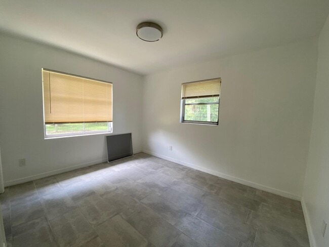Building Photo - 405 NE 131st Ln