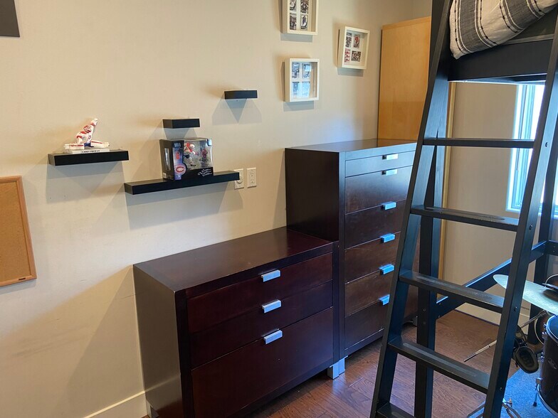 Building Photo - 4470 Stansbury Ave