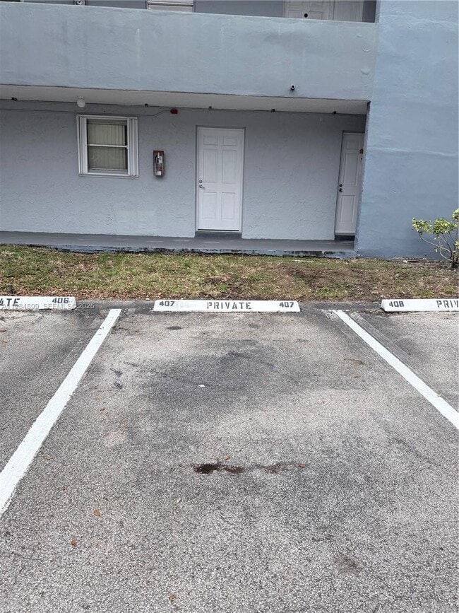 Building Photo - 9365 Fontainebleau Blvd