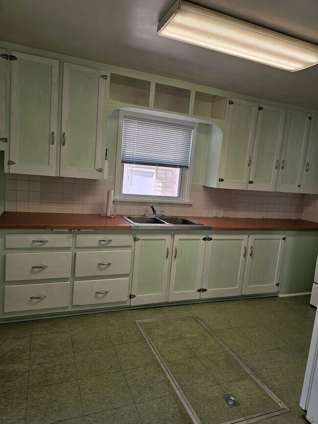 Building Photo - Charming 2-Bedroom Home Downtown - Availab...