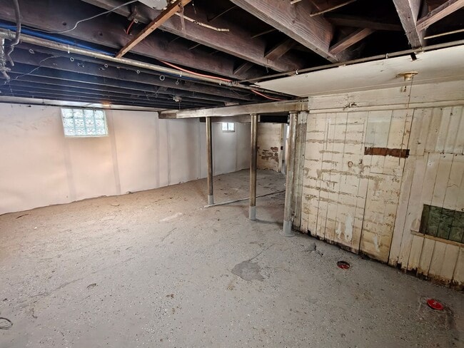 Building Photo - Newly Rehabbed 6-Bedroom, 3-Story Home with Off-Street Parking