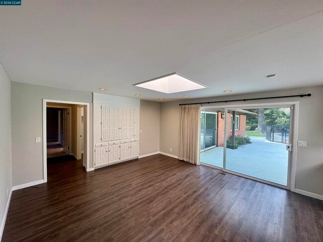 Building Photo - 62 Winding Glen