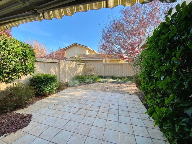 Building Photo - Spacious Condo in a Desirable Private Community