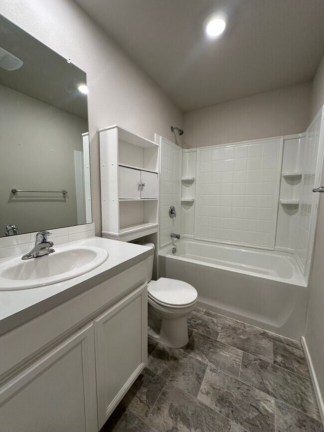 Building Photo - ? Modern 3-Bedroom Townhouse with Bright O...