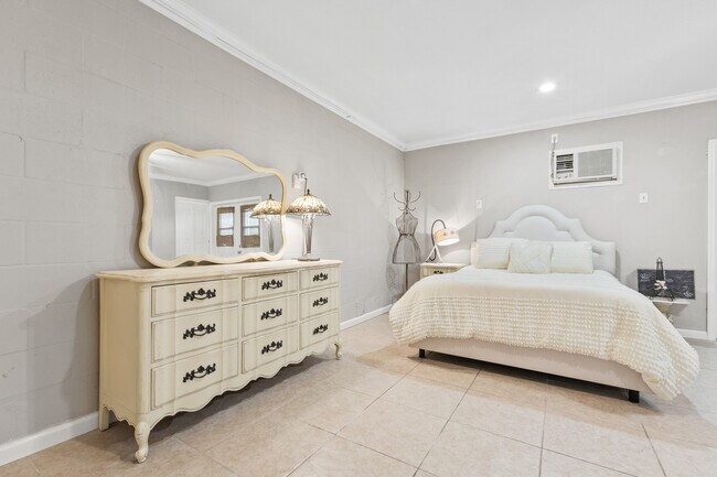 1st floor bedroom - 574 Ryans Woods Ln