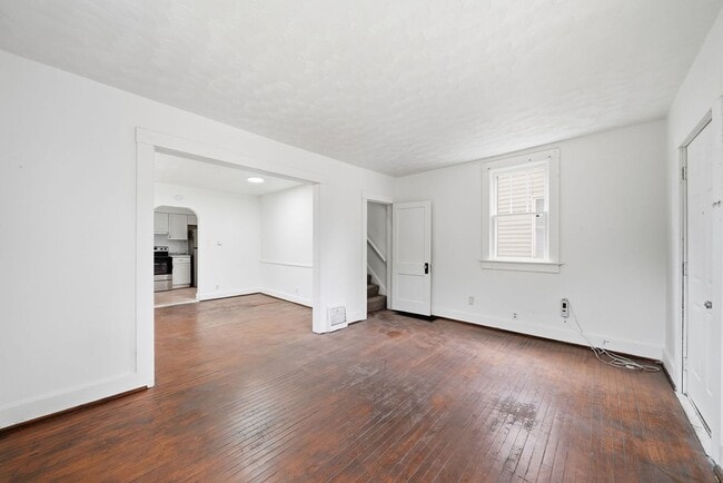 Building Photo - Freshly Renovated 3 Bedroom Home