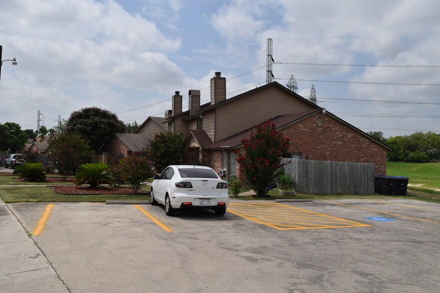 Building Photo - 10657 Starcrest Dr