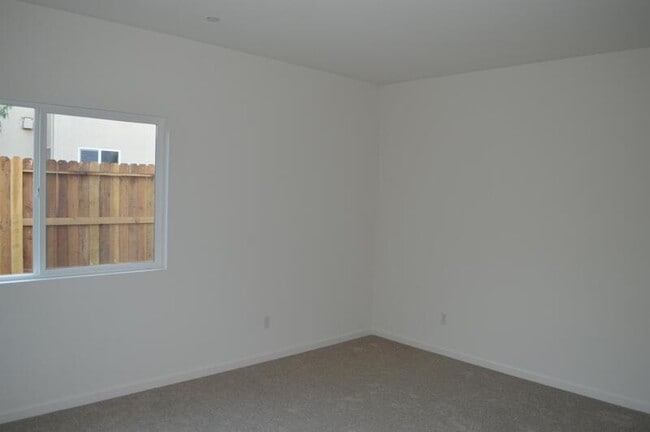 Building Photo - 573 Bedfordshire Dr