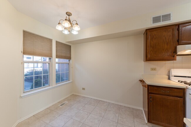 Building Photo - 260 E Fabish Dr