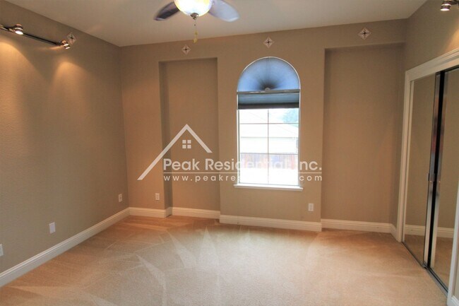 Building Photo - Wonderful 4bd/2.5ba Elk Grove Home with 3 ...