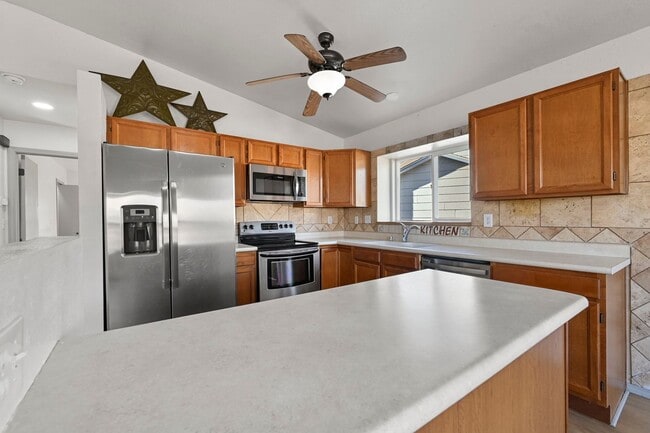 Building Photo - 330 Putnam Dr