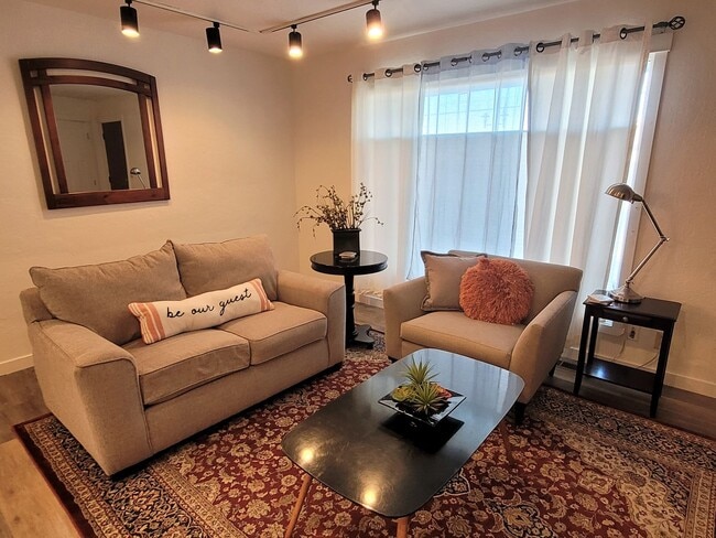 Building Photo - 824 NE 4th St