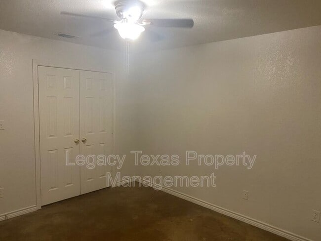 Building Photo - 1322 Country Club Rd