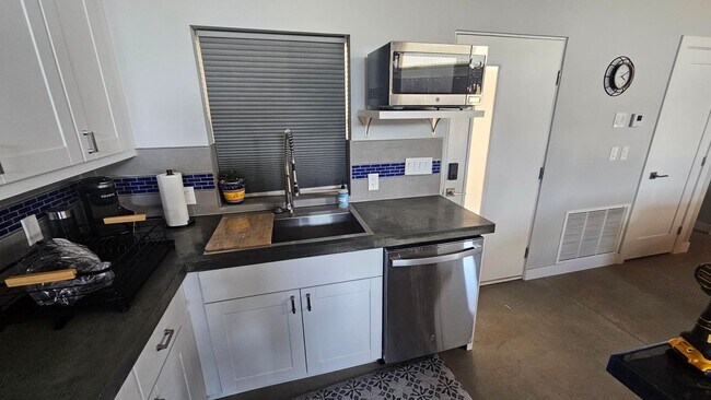 Building Photo - New build ready for move in