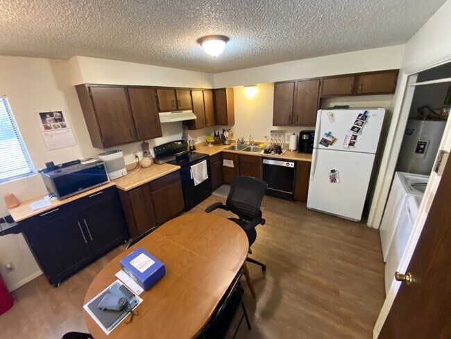 Building Photo - Ground Floor, Two Bedroom Condo on Avenida Del Sol
