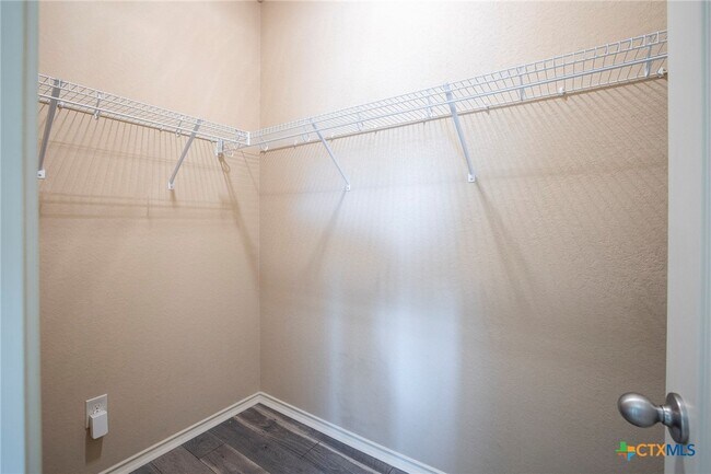 Building Photo - 433 Stonebrook Dr