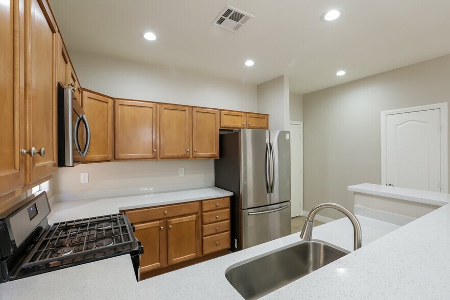 Building Photo - 10890 Avenzano St