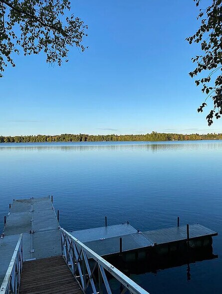 Building Photo - 978 Lakeview Dr