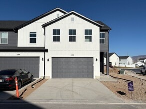 Building Photo - Gorgeous End-Unit Townhome in beautiful Sa...